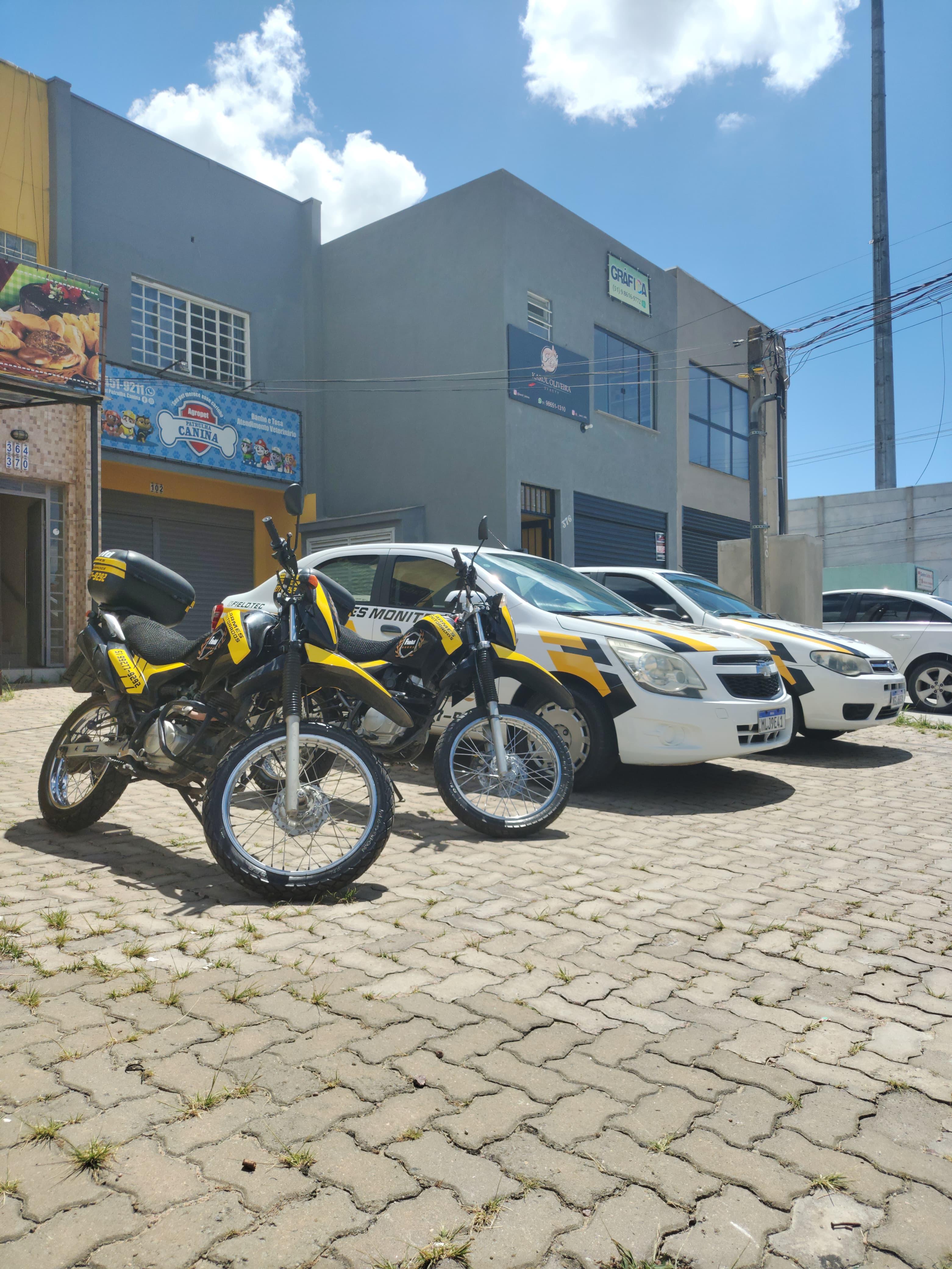 Frota Field em frente à base operacional